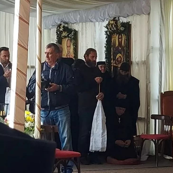 Gigi Becali, patronul celor de la FCSB, surprins la Mănăstirea Văratec în timp ce se ruga. Sursă foto: ZCH News.