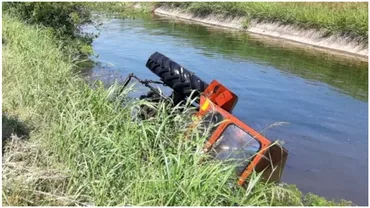 Un tractor sa rasturnat intrun rau in Bacau Un mort si un ranit in urma accidentului