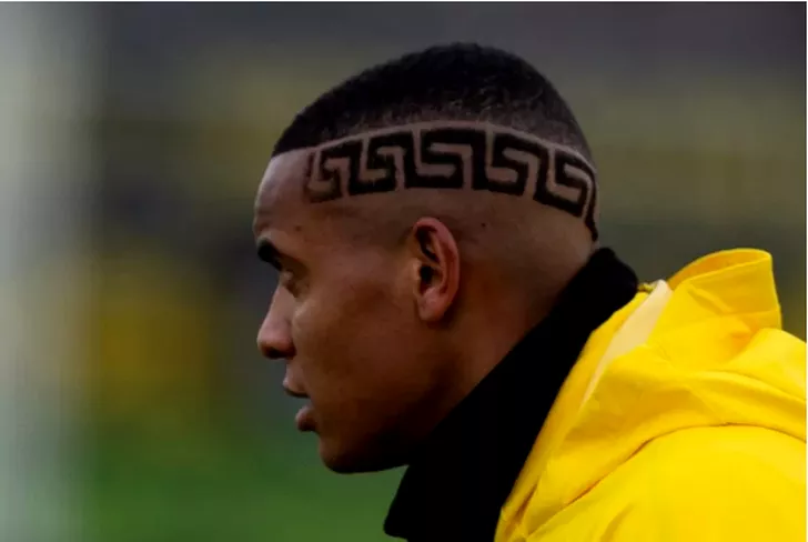 Manuel Akanji a chemat la Dortmund pe hair-stilistul vedetelor, pentru o frizură a la Versace