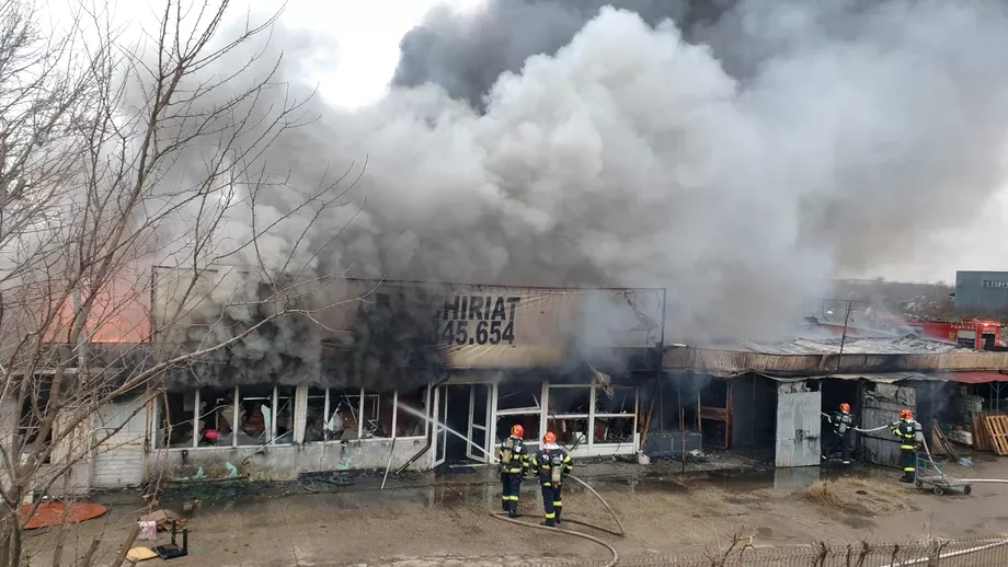 Incendiu puternic in Capitala la intrarea dinspre Pitesti Pompierii intervin cu 12 autospeciale Video Update