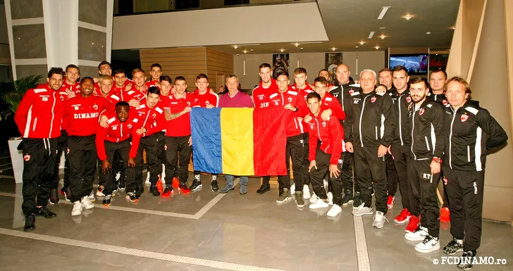 Jucătorii echipei Dinamo București și antrenorul Mircea Rednic s-au fotografiat cu tricolorul