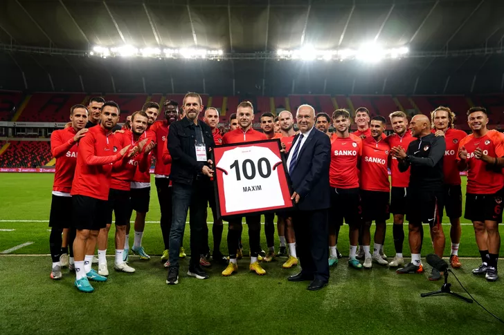 Oficialii lui Gaziantep l-au premiat pe Alexandru Maxim pentru cele 100 de partide disputate în tricoul echipei turce