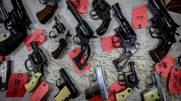 Braziliencele cu glontul pe teava De ce femeile dau navala sasi cumpere arme de foc