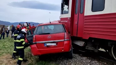 Masina lovita de tren in Brasov in Vinerea Mare Un baiat de 18 ani este inconstient