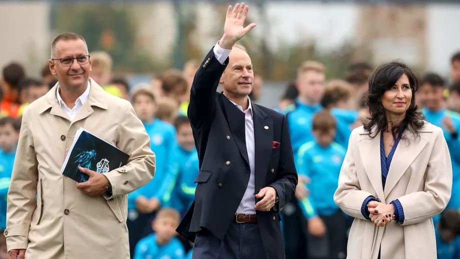 Printul Edward fratele Regelui Charles vizita la Viitorul Cluj A exersat penaltyurile si lea dat sfaturi tinerilor fotbalisti