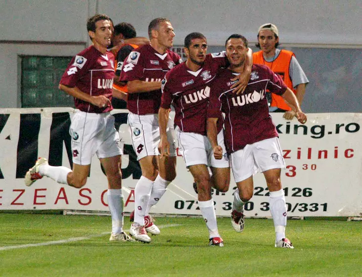 Sabin Ilie revine în fotbal. Bucurie rapidistă cu Marius Măldărăşanu, Karamian şi Sabin Ilie în meciul dintre Rapid şi Steaua, disputat în Divizia A, pe 8 august 2004.