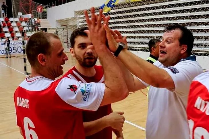 Daniel Georgescu se bucură alături de handbaliștii dinamoviști