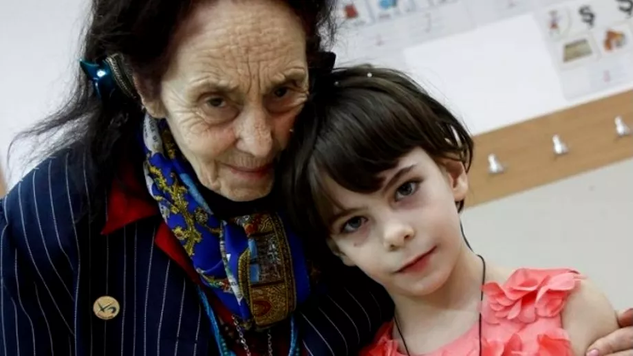 Adriana Iliescu cea mai batrana mama din Romania isi risca sanatatea in plina pandemie pentru ca fiica ei sa mearga la scoala