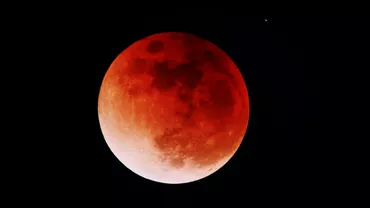 Super Luna Sangerie fenomen astronomic rar are loc in noaptea dinspre 15 spre 16 mai La ce ora incepe in Romania