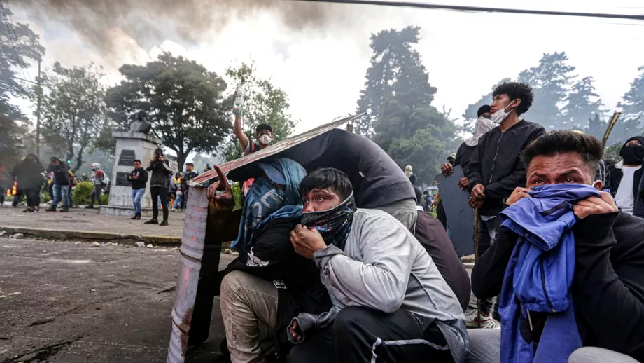 Video Proteste masive in Ecuador cu lupte de strada Presedintele acuza o lovitura de stat