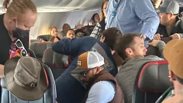Un barbat a incercat sa deschida usa unui avion in timpul zborului Cum au reactionat ceilalti pasageri