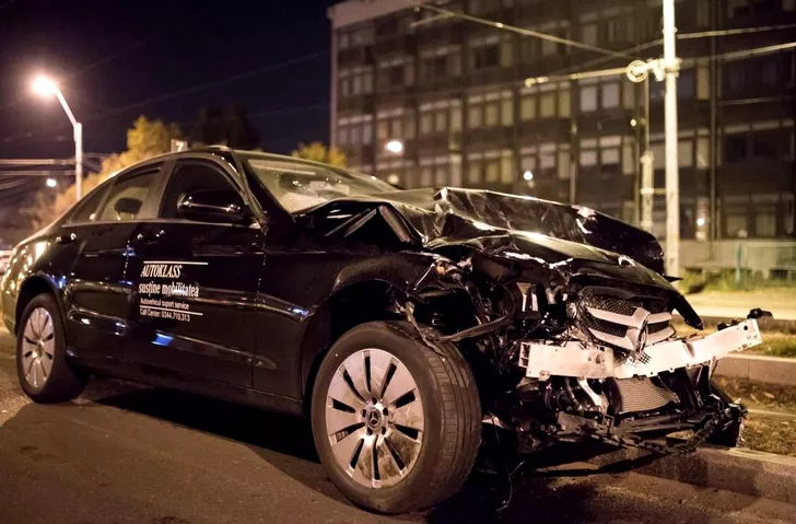 Maşina pe care Alexandru Doroftei o conducea în momentul în care s-a produs accidentul rutier în Ploieşti. SURSĂ FOTO: Observatorulph.ro