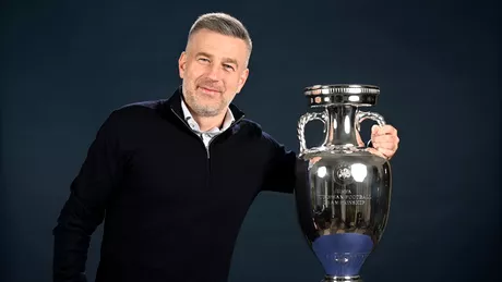 Edi Iordanescu sedinta foto cu trofeul EURO Ce bine tiar sta asa si la final