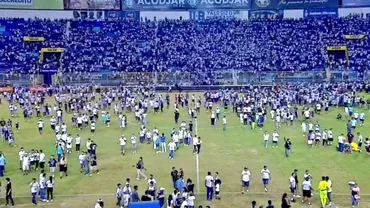 Tragedie pe un stadion de fotbal Cel putin 12 persoane au murit si alte 100 au fost ranite Presedintele a reactionat de urgenta Video