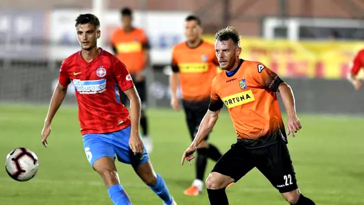 Dragoș Nedelcu și Alexandru Munteanu în duel pentru balon la meciul FCSB - Dunărea Călărași din Liga 1 Betano