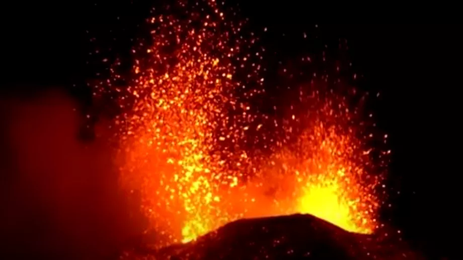 Video A erupt vulcanul Etna Imagini impresionante cu cel mai activ vulcan al Europei