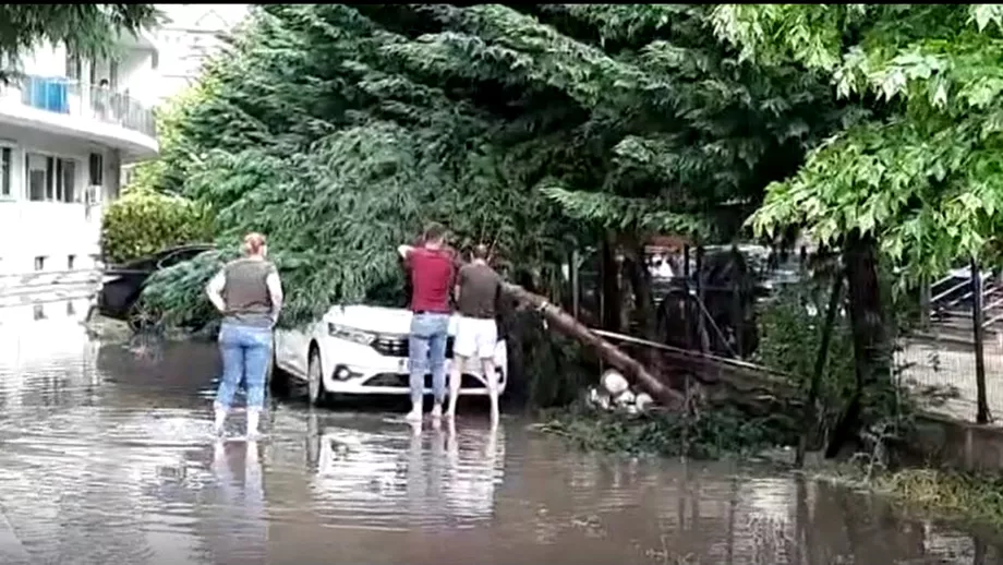 Furtuna a facut prapad in Bucuresti ROAlert a emis o alerta extrema de ploi torentiale Prefect In special sectorul 6 a fost afectat Update
