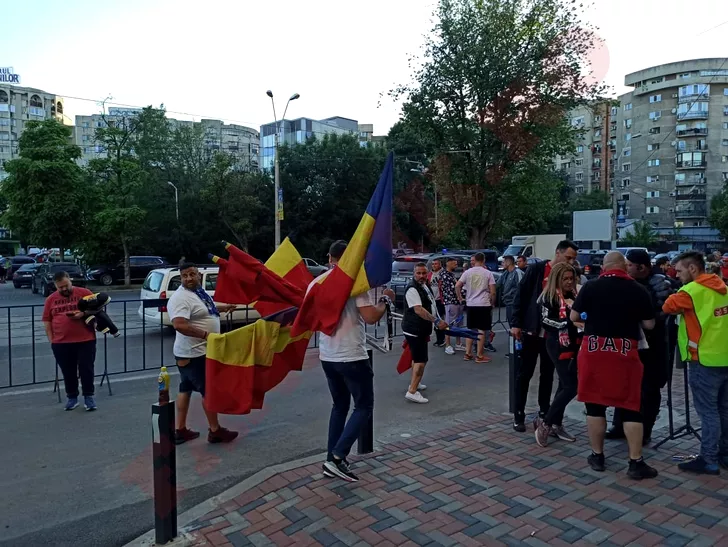 Fanii Voluntariului au venit pe Giulești cu steaguri tricolore