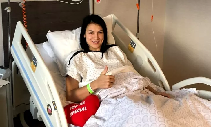Cristina Neagu pe patul de spital dupa cea de-a treia interventie chirurgicala
