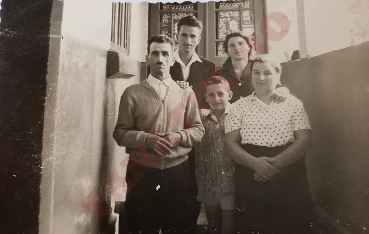Vasile Muraru în copilărie alături de familie. Sursă foto: Arhivă personală