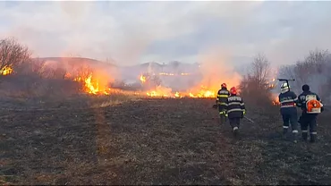 Armata intervine in stingerea incendiului de vegetatie din Buzau Doua aeronave Spartan C27 sau deplasat la fata locului