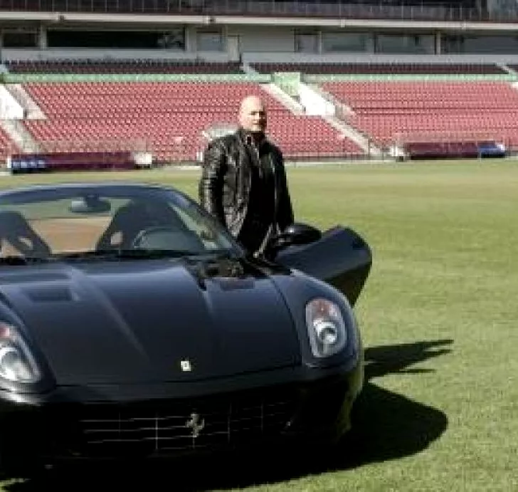 Fostul patron al lui CFR Cluj si-a adus pe gazonul din Gruia bolidul Ferrari de 400.000 de euro. Sursa foto: wowbiz.ro 
