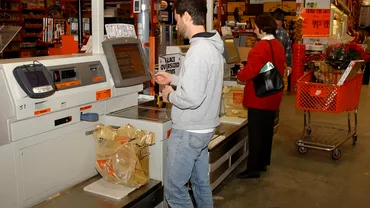 Primul lant de supermarketuri care renunta la automatele self pay Casierii se vor intoarce la casa si vor interactiona cu oamenii