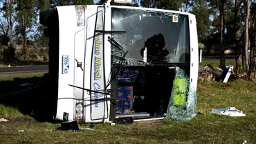 Cel putin 18 elevi raniti intrun grav accident la Melbourne Un autobuz scolar a fost spulberat de un TIR