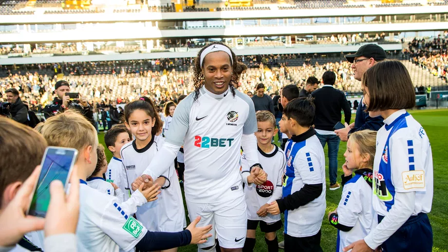 Ronaldinho a revenit pe teren Brazilianul a facut spectacol cu o pasa din alta galaxie Video