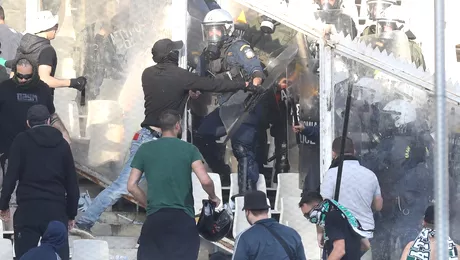 Razvan Lucescu in mijlocul unui adevarat razboi Gaze lacrimogene torte si incendiu in tribune la finala Cupei Greciei Panathinaikos 8211 PAOK Video
