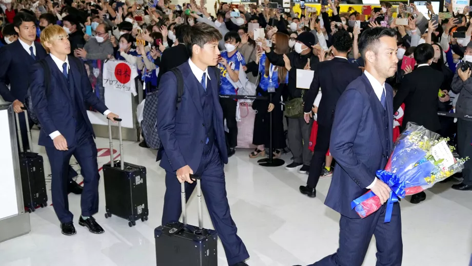 Fanii japonezi o noua dovada de iubire pentru echipa nationala Cum siau asteptat idolii la sosirea in tara Foto