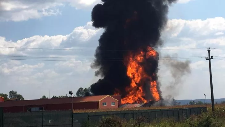 Incendiu la p fabrică de vopsele din județul Vâlcea. Sursa foto: ISU Vâlcea