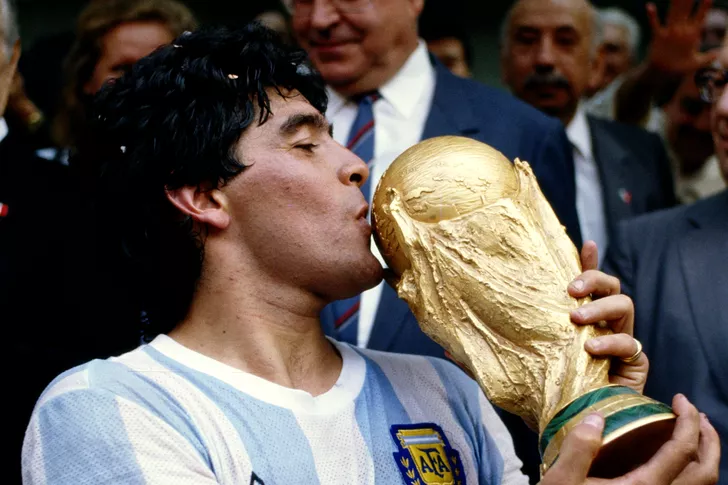 Diego Maradona sărută trofeul câștigat cu naționala Argentin ei la Campionatul Mondial din 1986