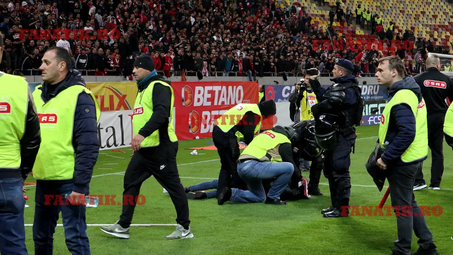 Filmul incidentelor dure din FCSB  Dinamo 11 Petarde si scandari rasiste in timpul derbyului bataie generala la final FOTO  VIDEO EXCLUSIV
