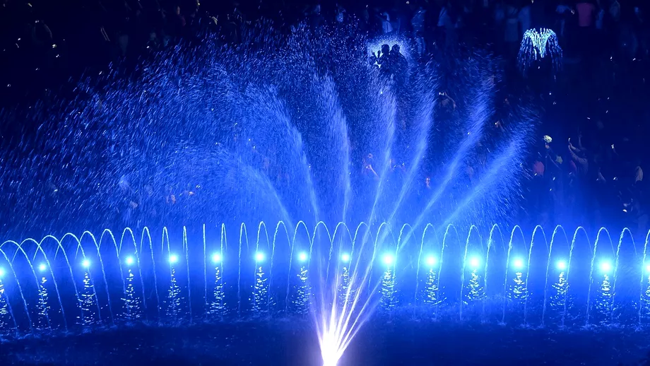 A inceput Simfonia Apei Spectacol de apa si lumini la Fantanile din Piata Unirii FOTO si VIDEO