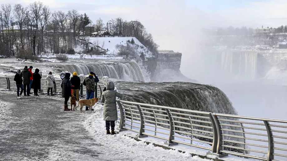 Video Imagini spectaculoase cu un fenomen neobisnuit la Cascada Niagara Totul sa transformat in gheata