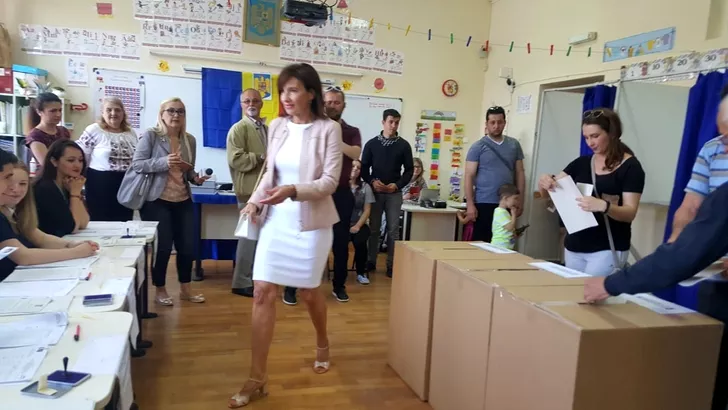 Carmen Iohannis în fustă scurtă la vot! sursa foto: tribuna.ro