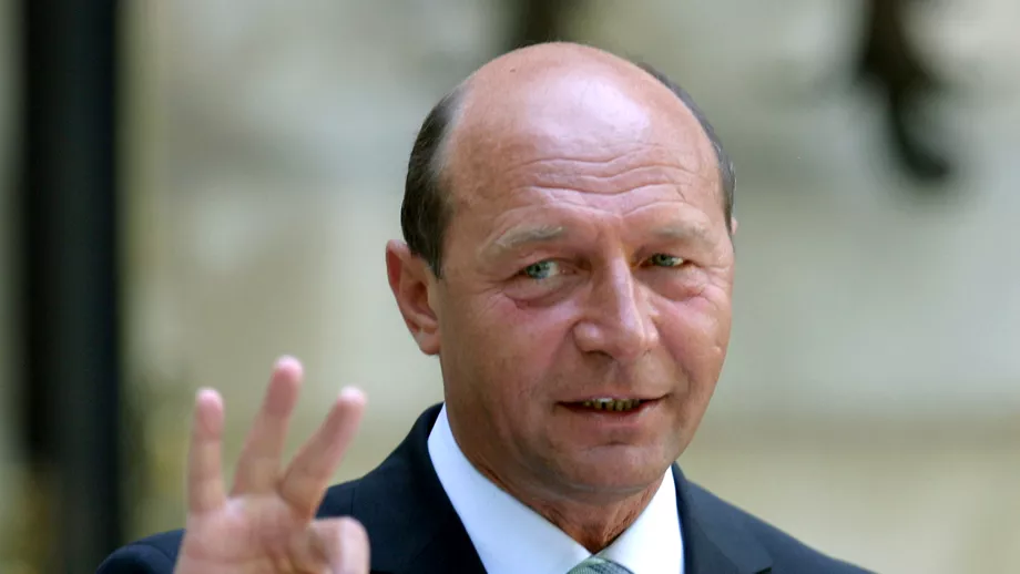Video Basescu aplaudat cand a expus lista cu premierii care sau pus in slujba lui Putin Ia fost intrerupt microfonul in PE