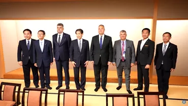 Foto Nicolae Ciuca si Marcel Ciolacu fotografiati desculti la intalnirea cu parlamentarii japonezi