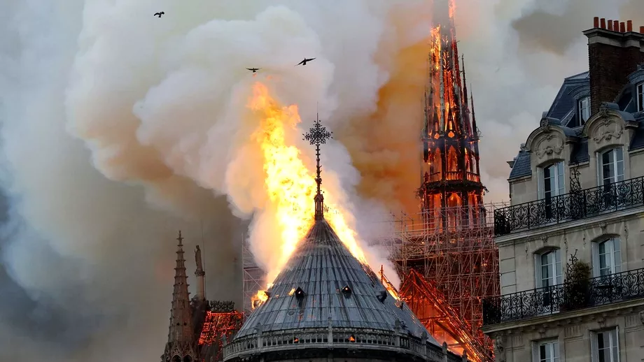 Primele imagini din Catedrala NotreDame dupa incendiu Ce se intampla cu altarul si crucea O minune