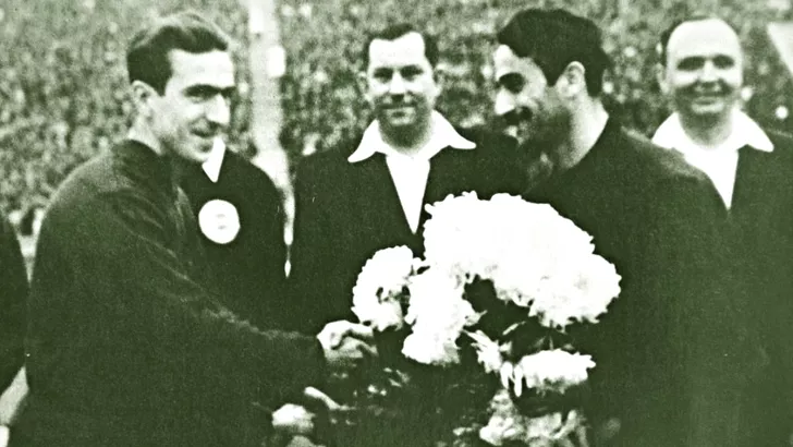 Titus Ozon în stânga imaginii, înaintea unui meci internațional jucat cu Dinamo în URSS