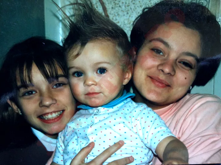 Diana Dumitrescu alături de surorile ei, Dina si Demi