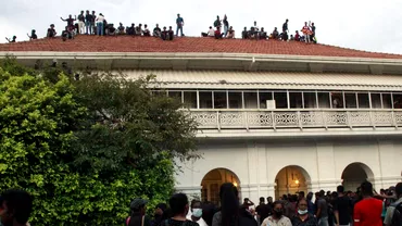 Presedintele si mai multi ministri din Sri Lanka au demisionat Protestatarii au ocupat palatul presedintelui si iau mancat mancarea