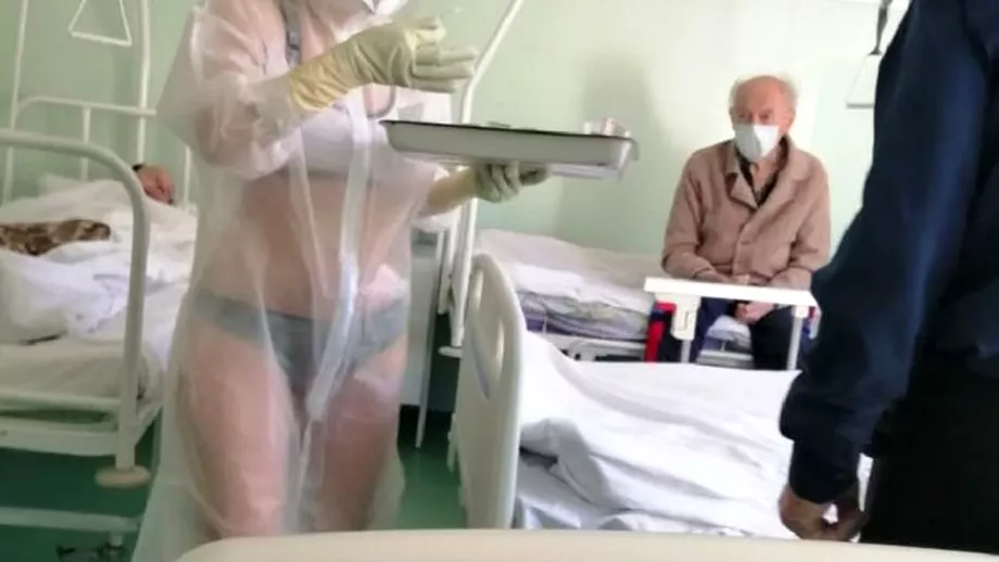 O asistenta medicala din Rusia trateaza pacientii de COVID19 in bikini si sutien
