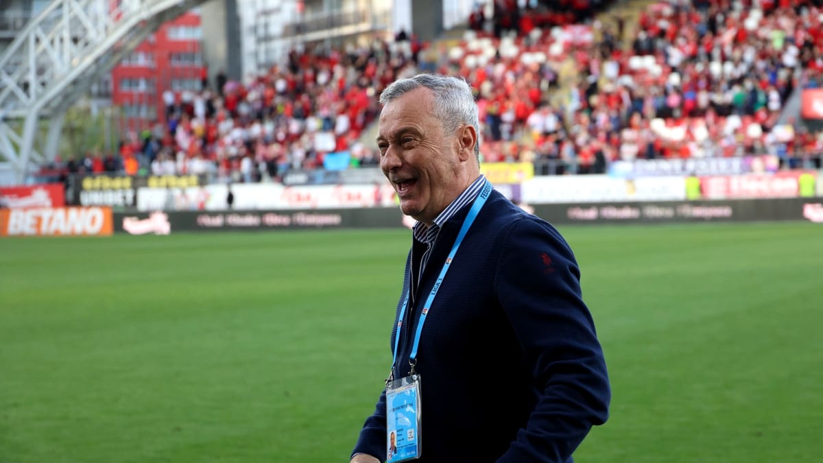 Mircea Rednic, sărbătorit la împlinirea a 62 de ani. Surpriza pe care i-au pregătit-o copiii la stadion. Video
