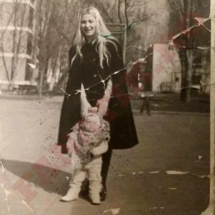 Irina Pavlenco în copilărie, alături de mama ei. Sursă foto: Arhivă personală