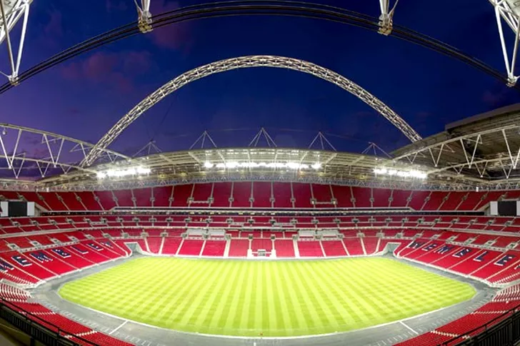 Noul Wembley. Este unul dinbtre cele mai moderne stadioane din Europa. Aici se joacă toate finalele de cupe în Anglia şi barajele de promovare