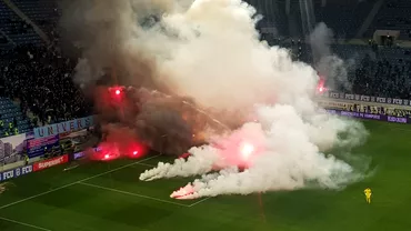 FC U Craiova  Universitatea Craiova Fanii celor doua echipe sau batut pe stadion Torte in Peluza Nord Video  Foto exclusiv