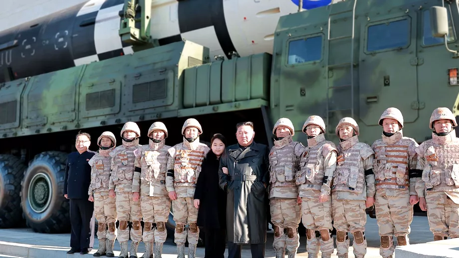 Kim Jong Un vrea sa transforme Coreea de Nord in cea mai puternica forta nucleara O racheta balistica a fost decorata