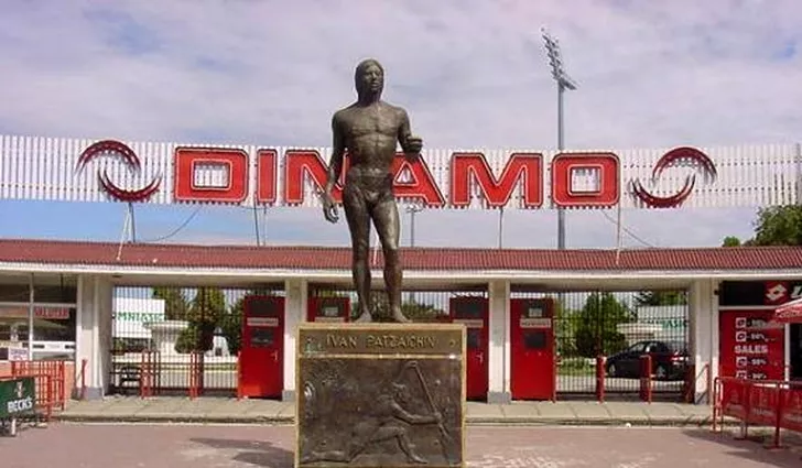 Statuia lui Ivan Patzaichin din fața stadionului Dinamo